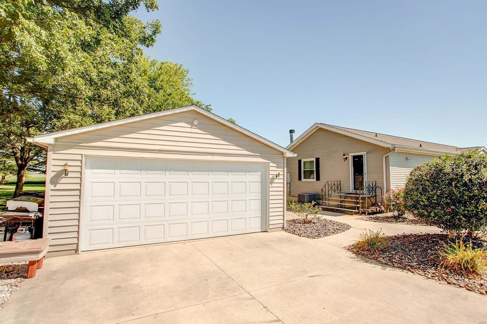 11763 Rose Road Trenton, IL 62293 - Photo 10 of 43 Gallery Image 10