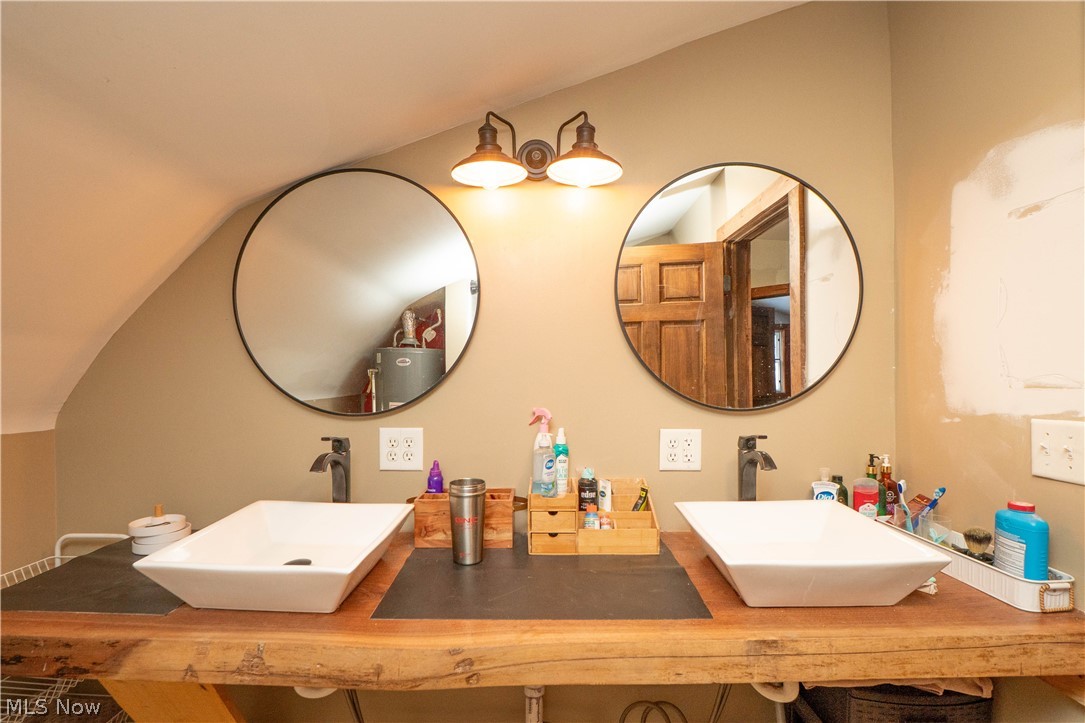 8178 Navarre Road Southwest Massillon, OH 44646 - Photo 23 of 40 Full Bathroom
