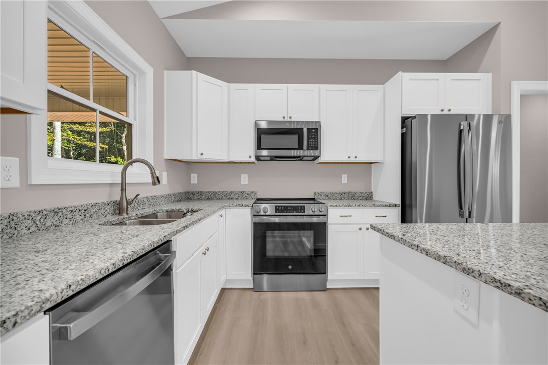 187 Union Place Westminster, SC 29693 - Photo 20 of 48 Kitchen with Island