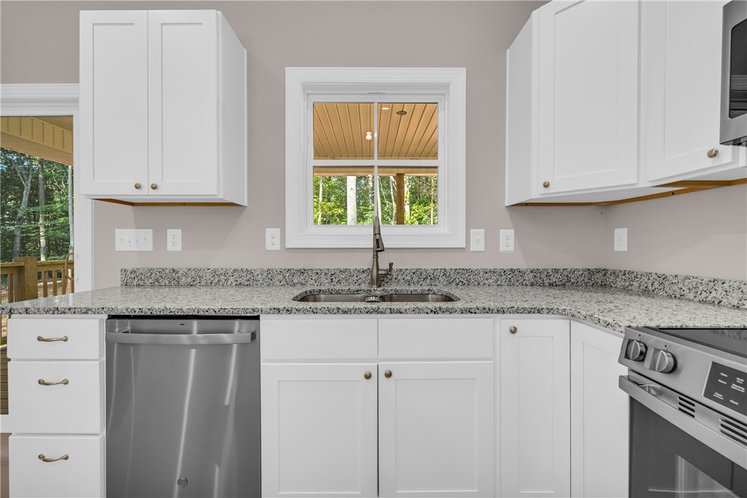 187 Union Place Westminster, SC 29693 - Photo 21 of 48 Kitchen with Island
