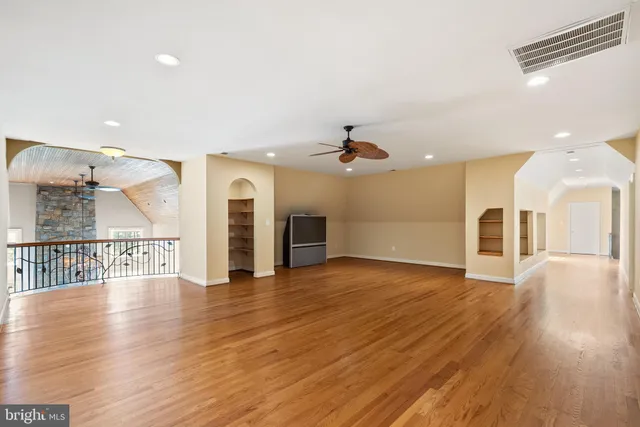 a view of a yard with a sitting area