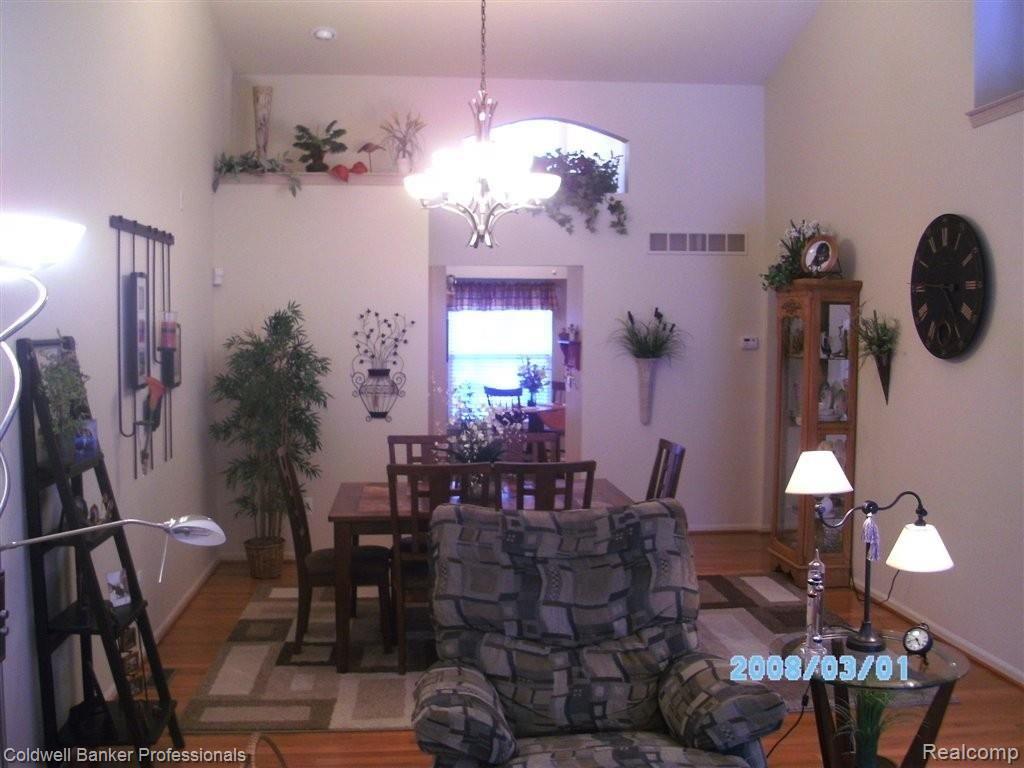 DINING ROOM 2.JPG