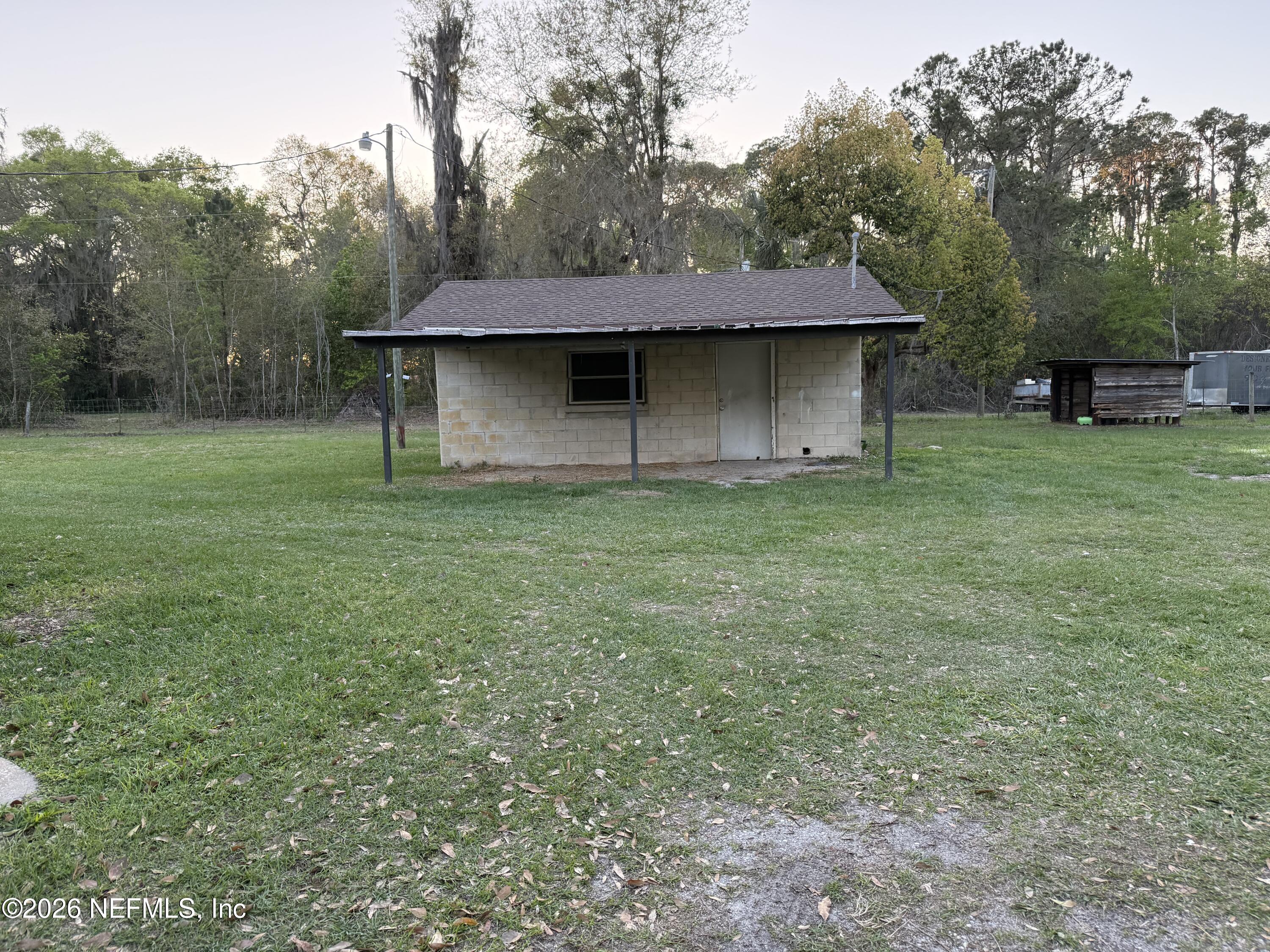 986 Highway 20 Interlachen, FL 32148 - Photo 23 of 48 a backyard of a house with table and chairs