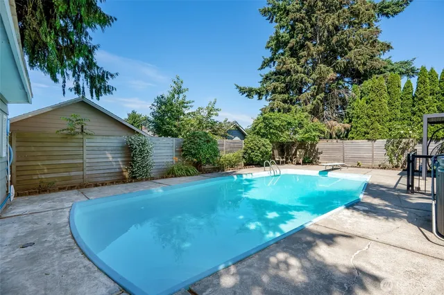 a view of a backyard