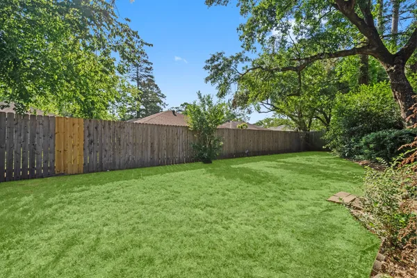 a view of a backyard
