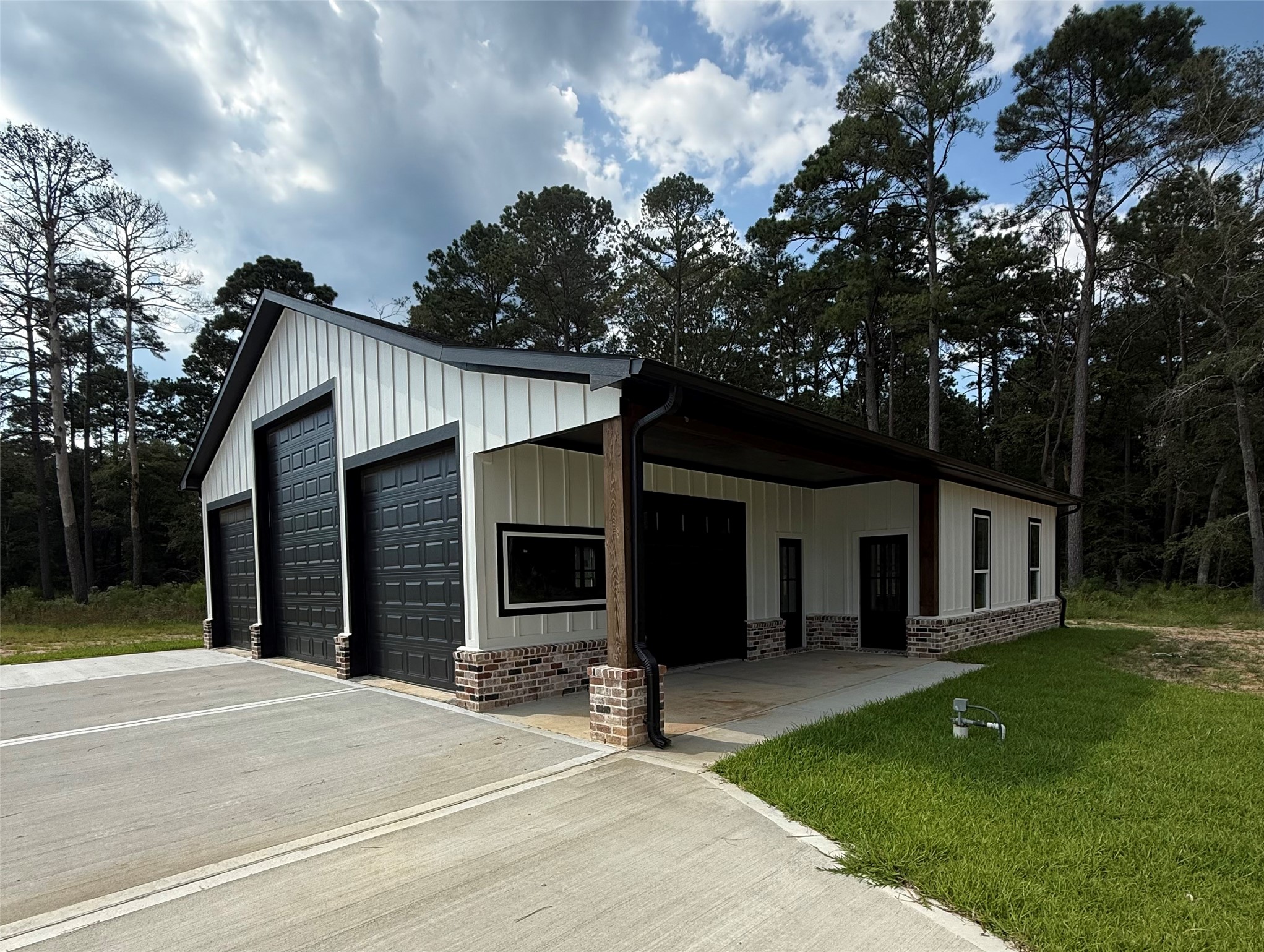 41 Pausel Road Huntsville, TX 77340 - Photo 7 of 41 a view of a white house with a yard and plants