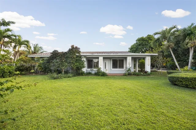 a view of a house with a backyard