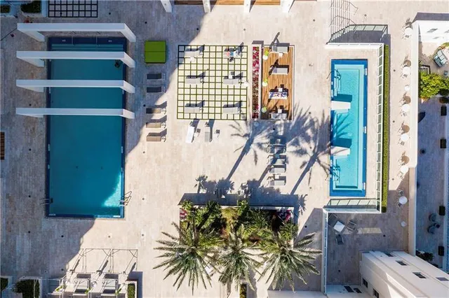 a picture of a table and chairs