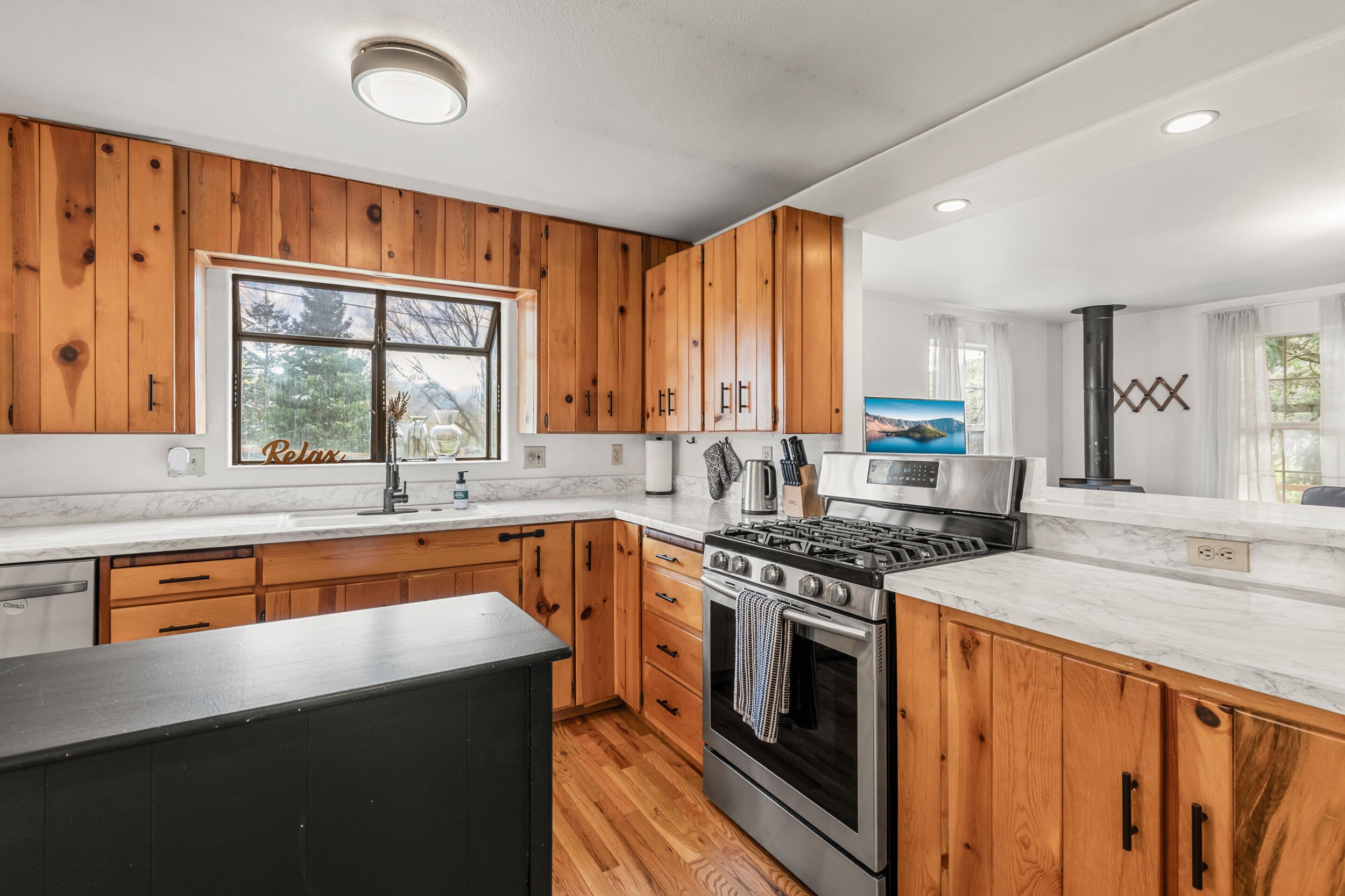 642 Upper River Road Central Point, OR 97502 - Photo 7 of 50 SS appliances