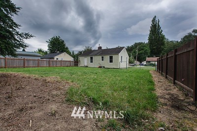 3632 Southeast 6th Street Renton, WA 98058 - Photo 4 of 10
