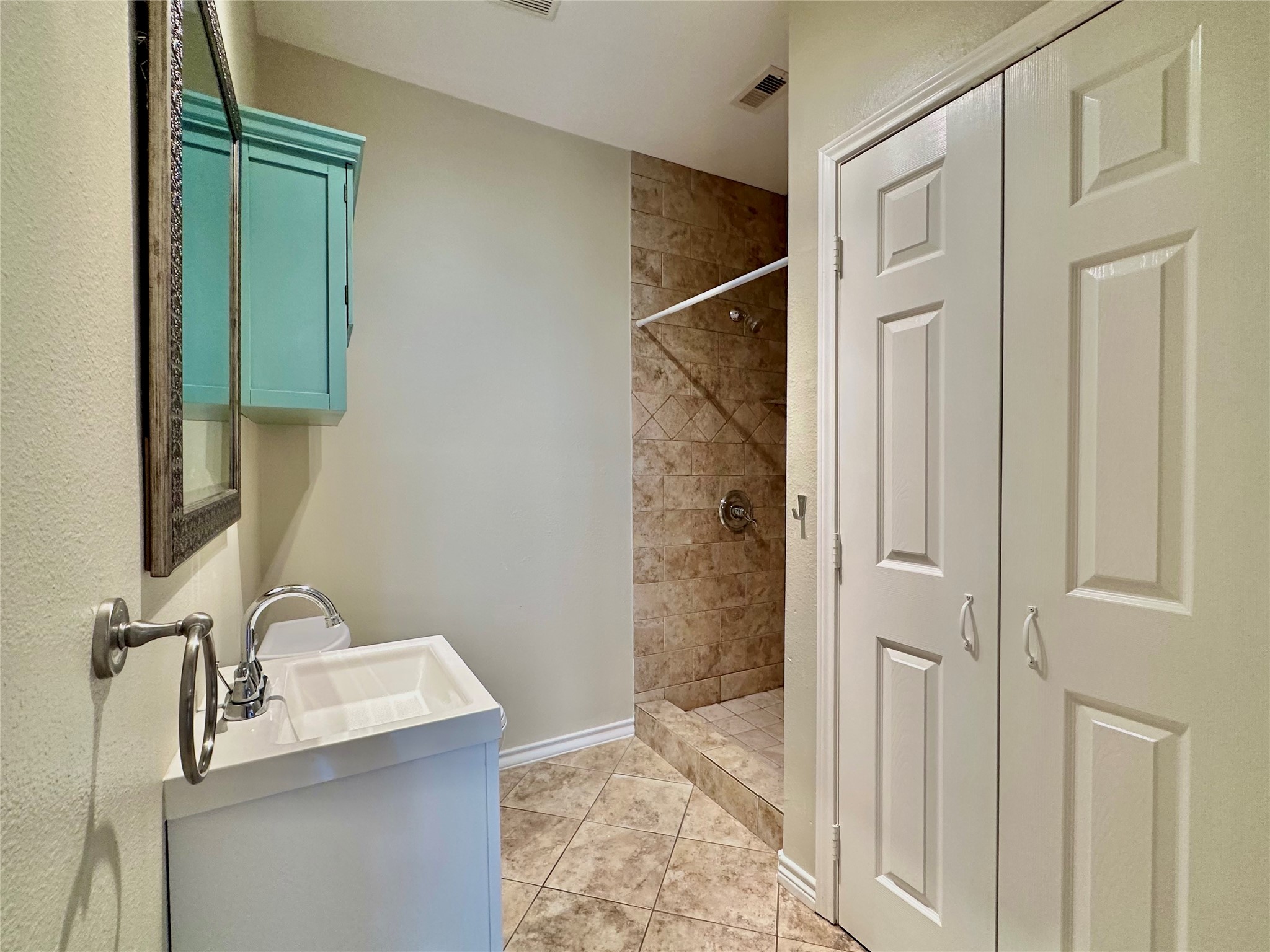 112 Munford Street Houston, TX 77008 - Photo 21 of 28 a bathroom with a sink and mirror