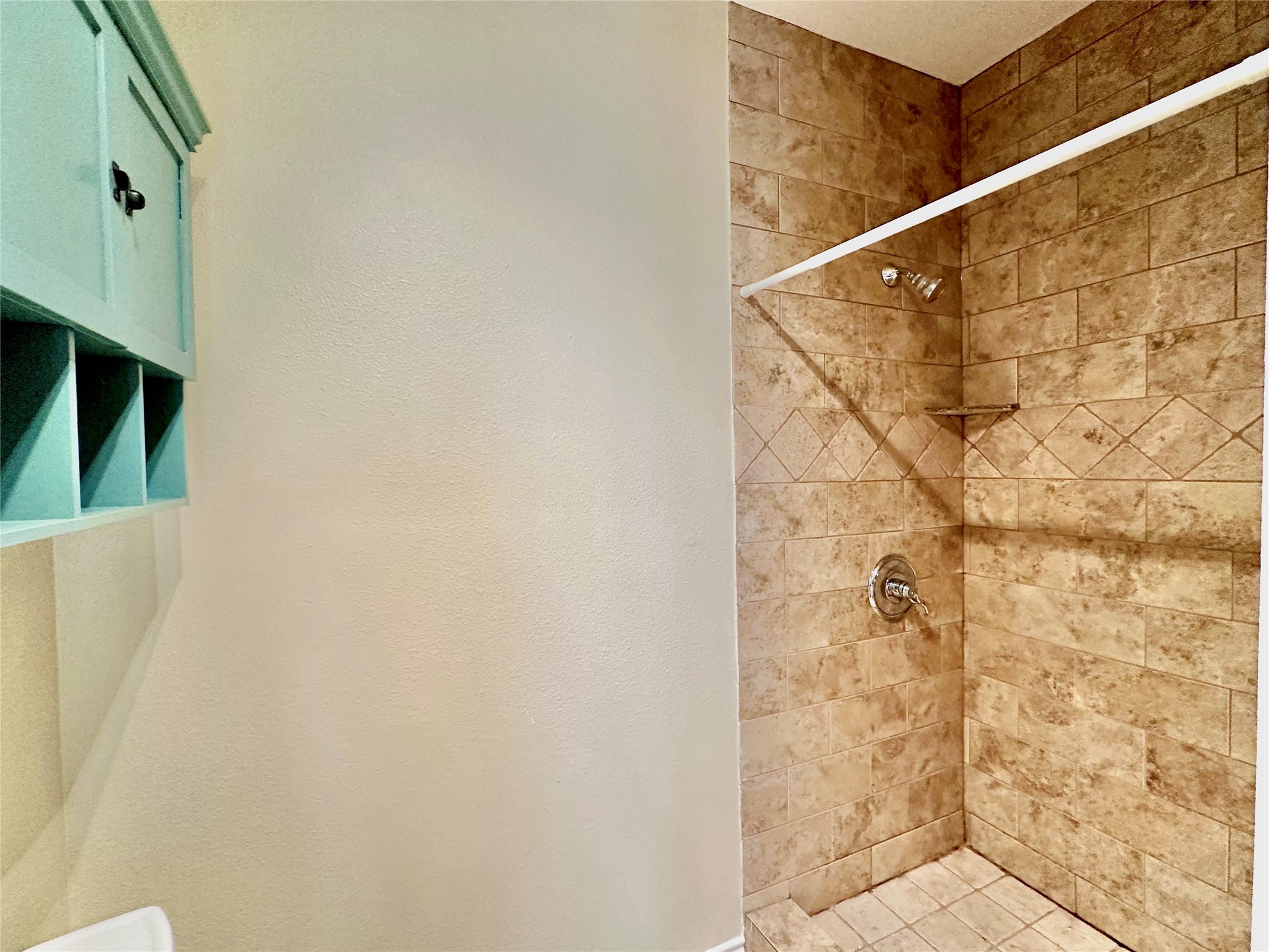 112 Munford Street Houston, TX 77008 - Photo 22 of 28 a bathroom with a shower