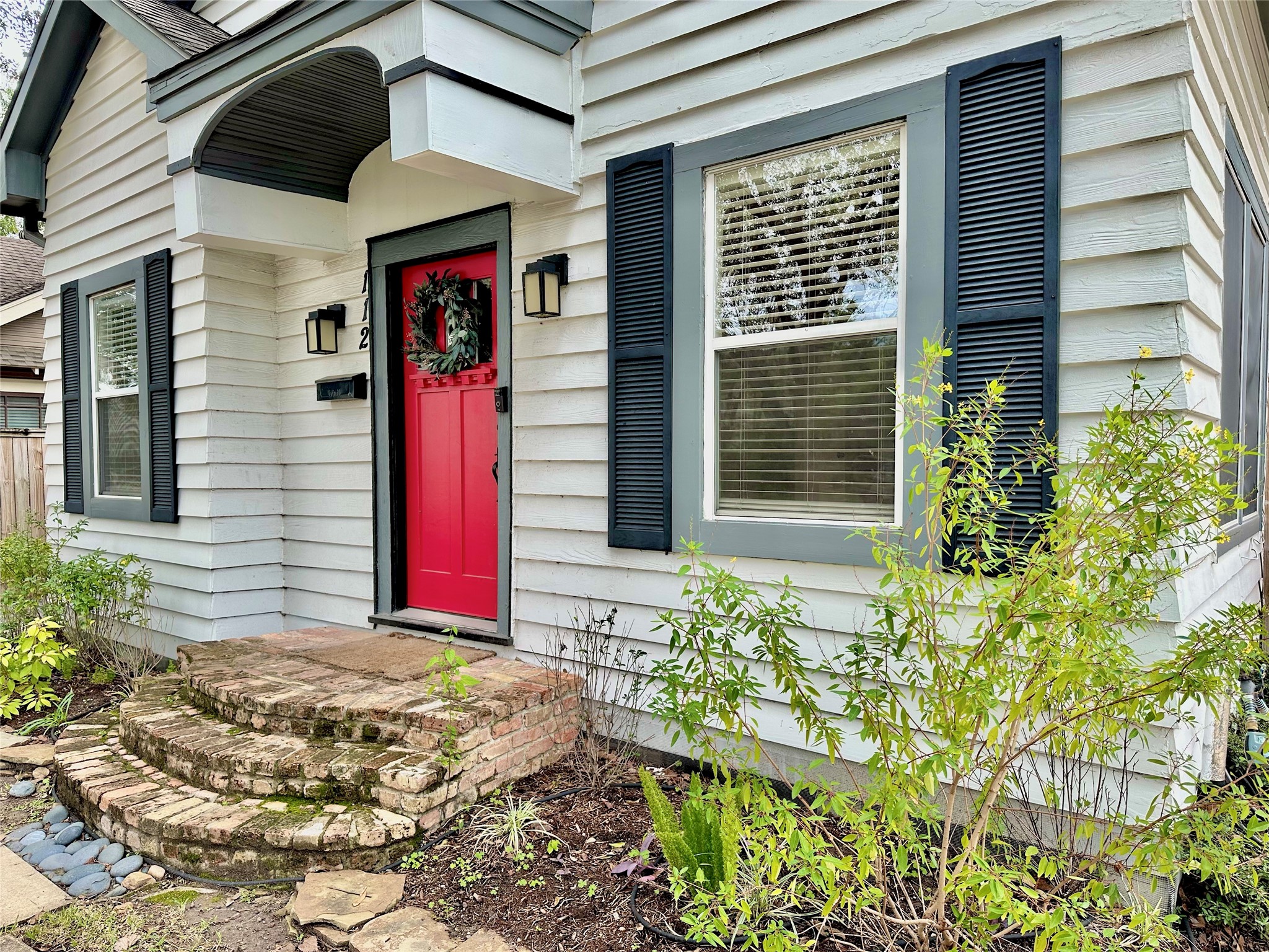 112 Munford Street Houston, TX 77008 - Photo 23 of 28 a front view of a house with a yard