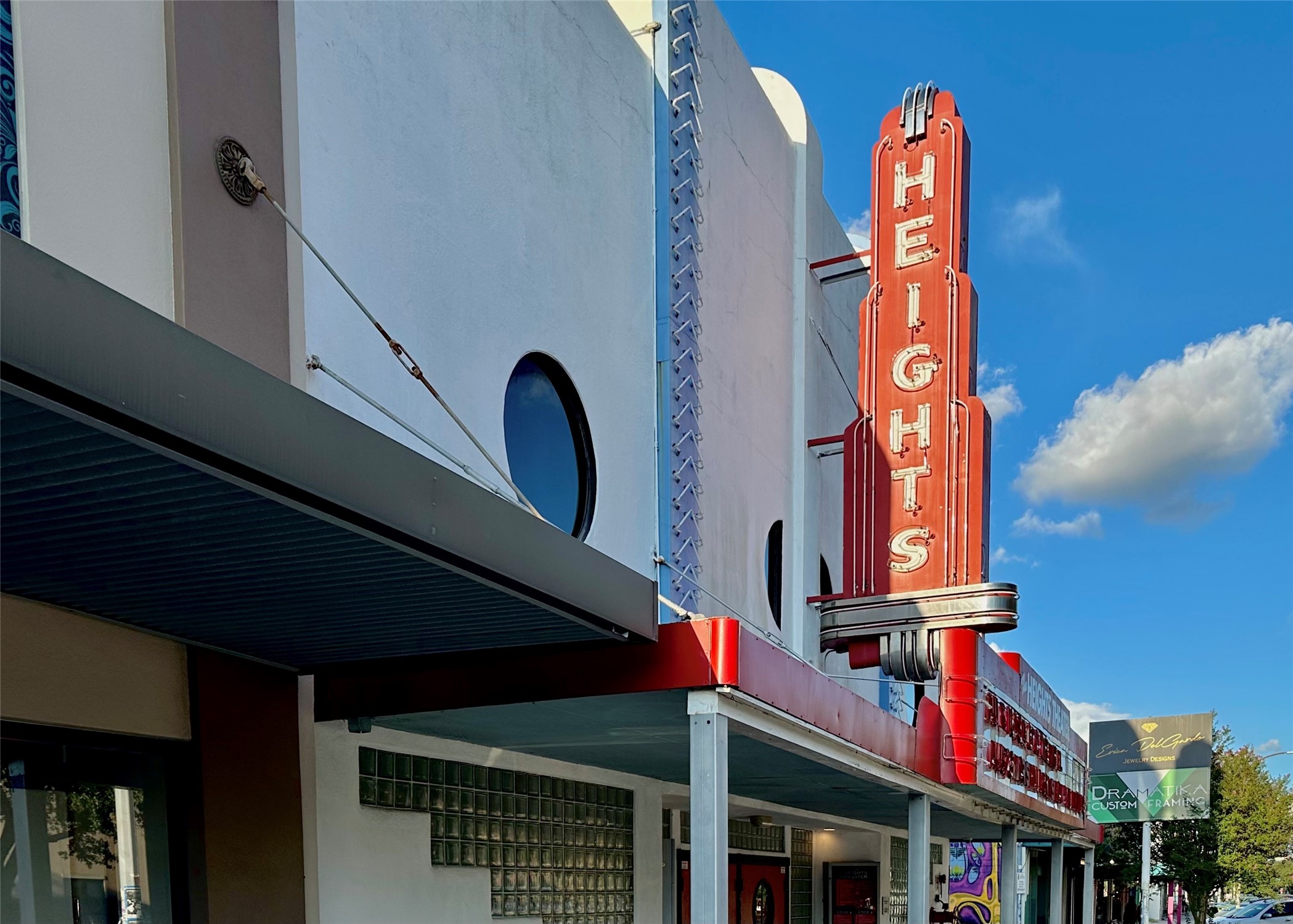 112 Munford Street Houston, TX 77008 - Photo 24 of 28 a front view of a building with entryway