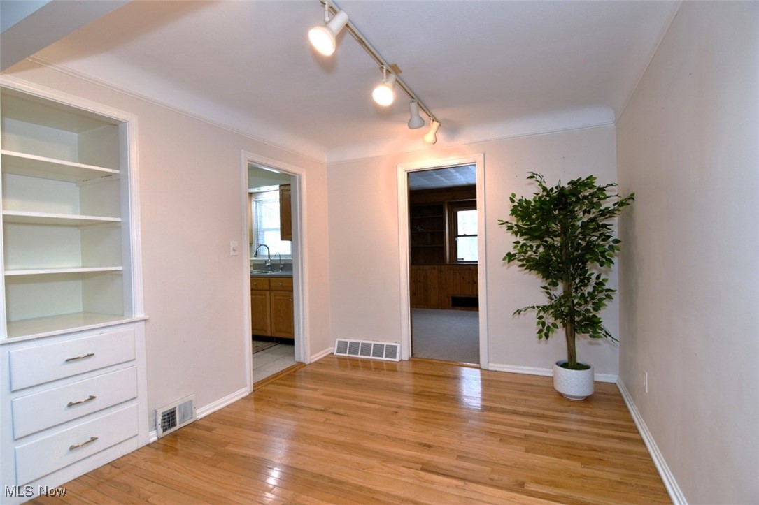 1491 Edgefield Road Cleveland, OH 44124 - Photo 10 of 41