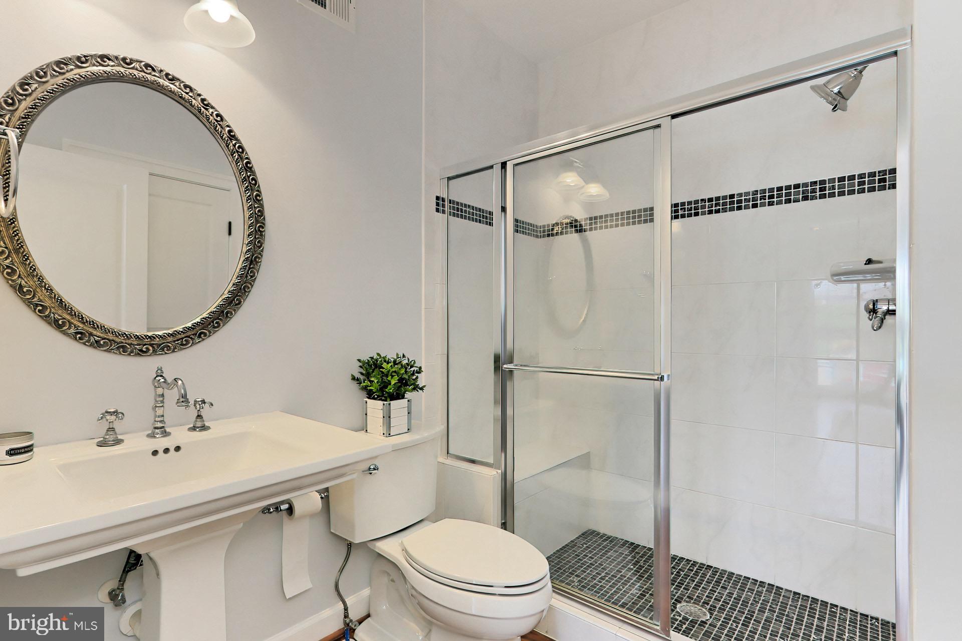 6512 Stallion Road Clifton, VA 20124 - Photo 25 of 73 mani level full bath connected to office and hall