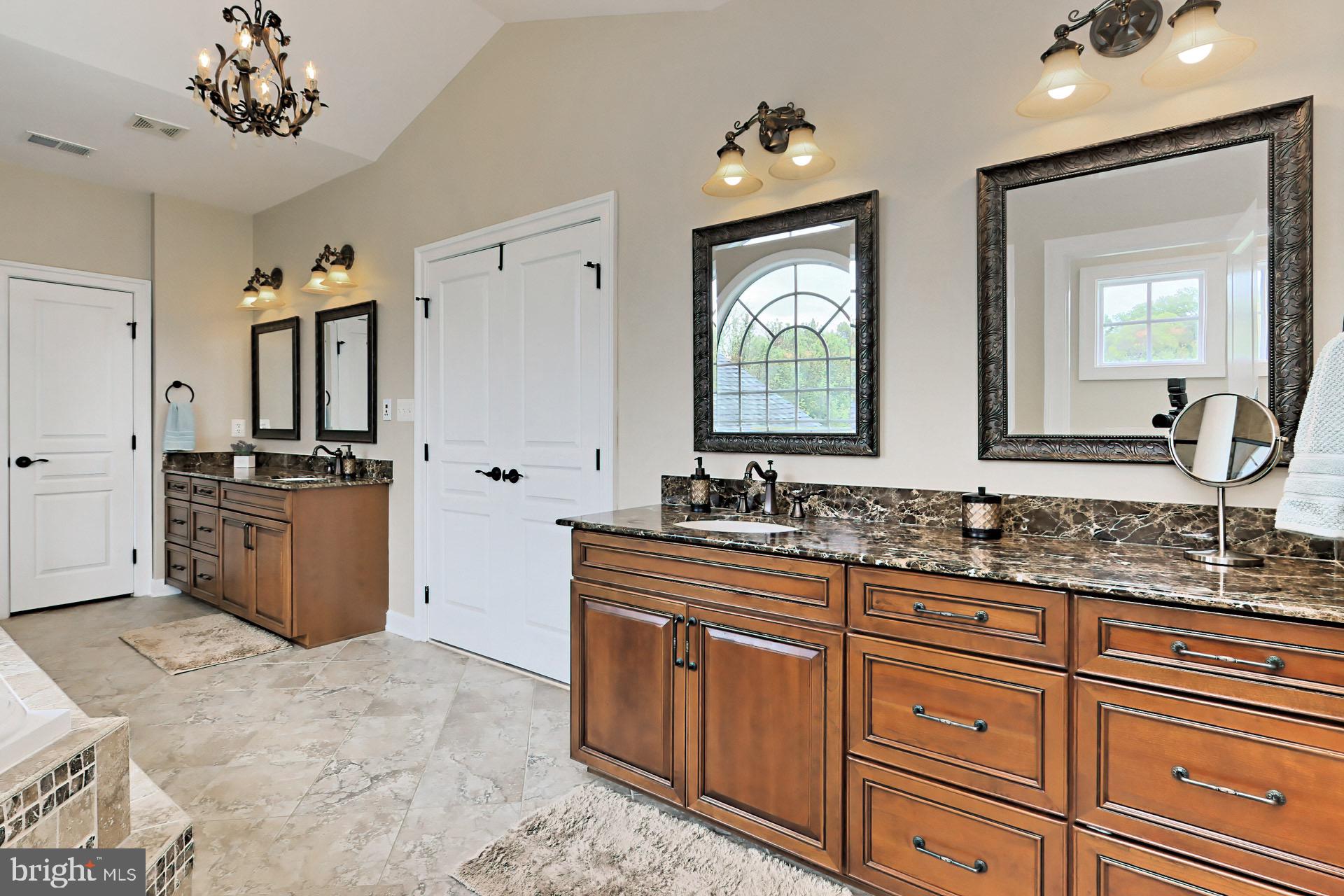 6512 Stallion Road Clifton, VA 20124 - Photo 34 of 73 2 huge vanities