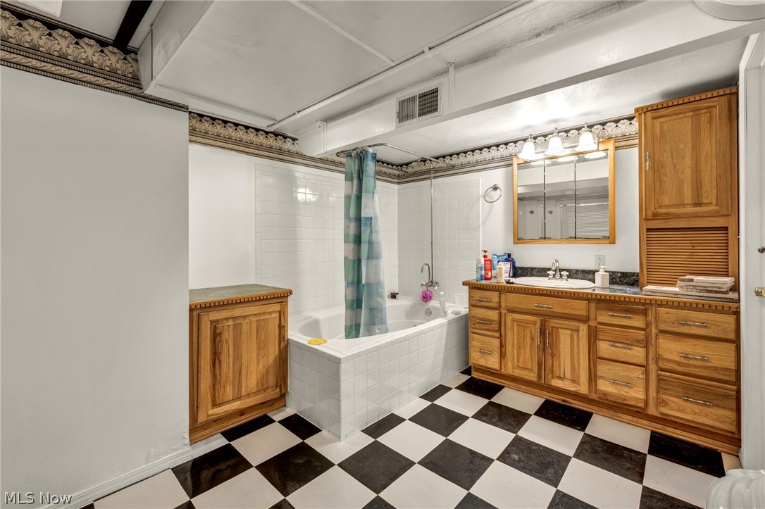13570 Cedar Road Cleveland, OH 44118 - Photo 44 of 50