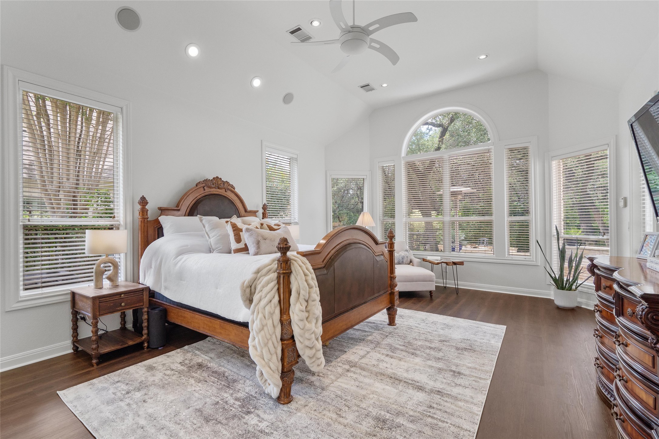 4313 Rio Robles Drive Austin, TX 78746 - Photo 19 of 40 Voluminous ceilings and generous windows create an airy, naturally illuminated primary suite.