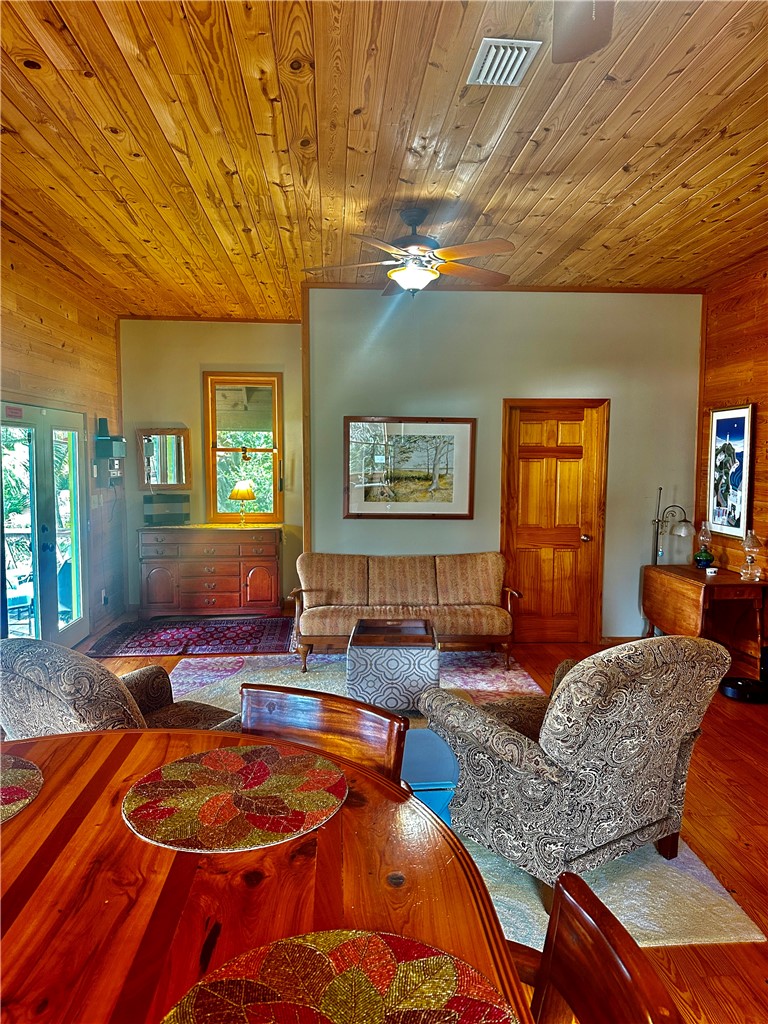 1809 Hird Island Darien, GA 31305 - Photo 21 of 51 Living room