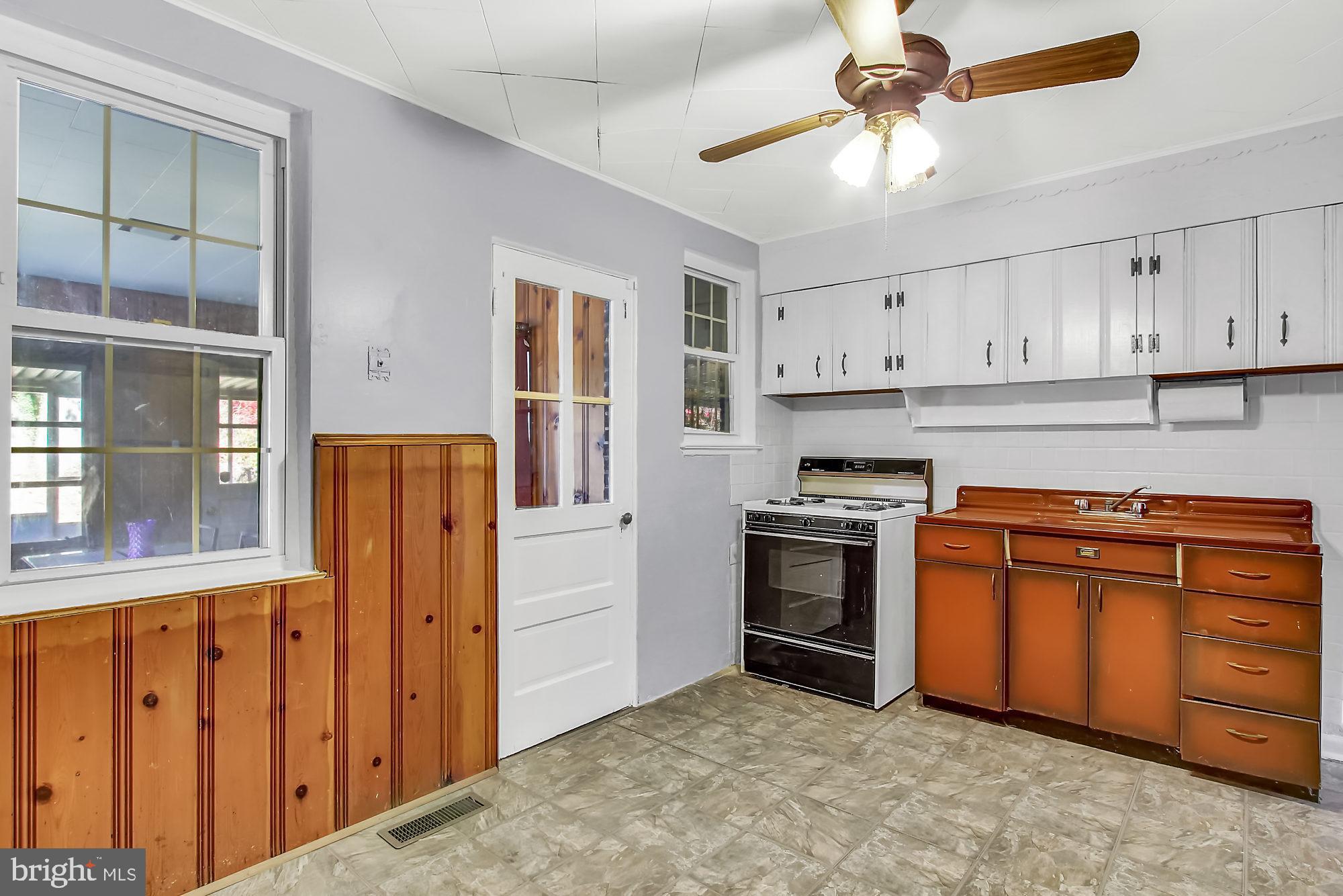 1656 Mussula Road Towson, MD 21286 - Photo 11 of 26 Door to bonus Florida room.