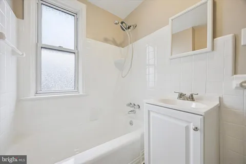 $2,450 | 239 South Bayberry Lane, Upper Darby, PA 19082