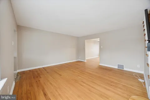 $2,450 | 239 South Bayberry Lane, Upper Darby, PA 19082