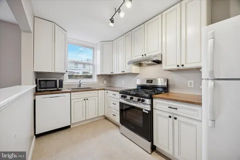 $2,450 | 239 South Bayberry Lane, Upper Darby, PA 19082