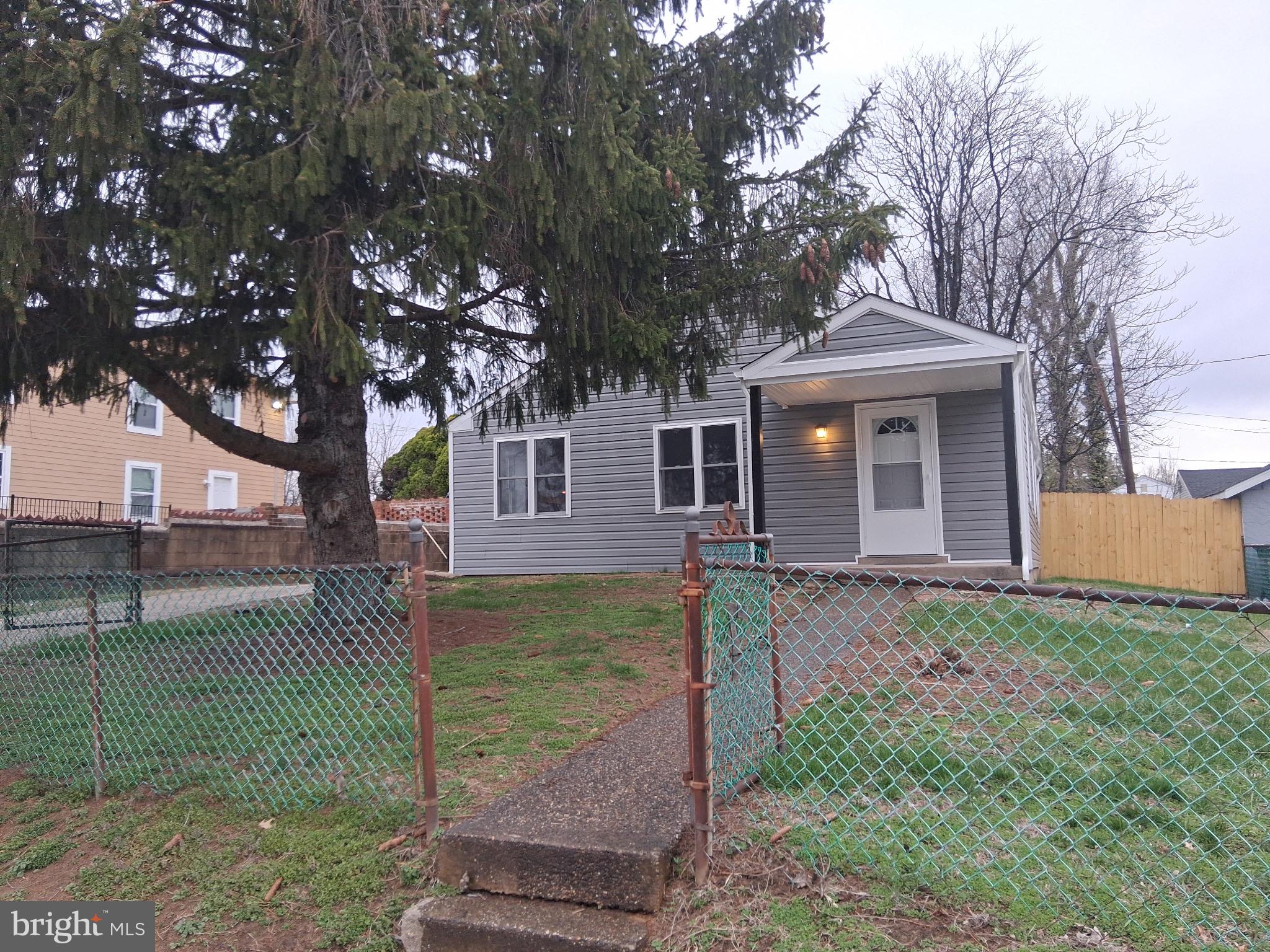 7 May Avenue New Castle, DE 19720 - Photo 2 of 21 a front view of a house with garden