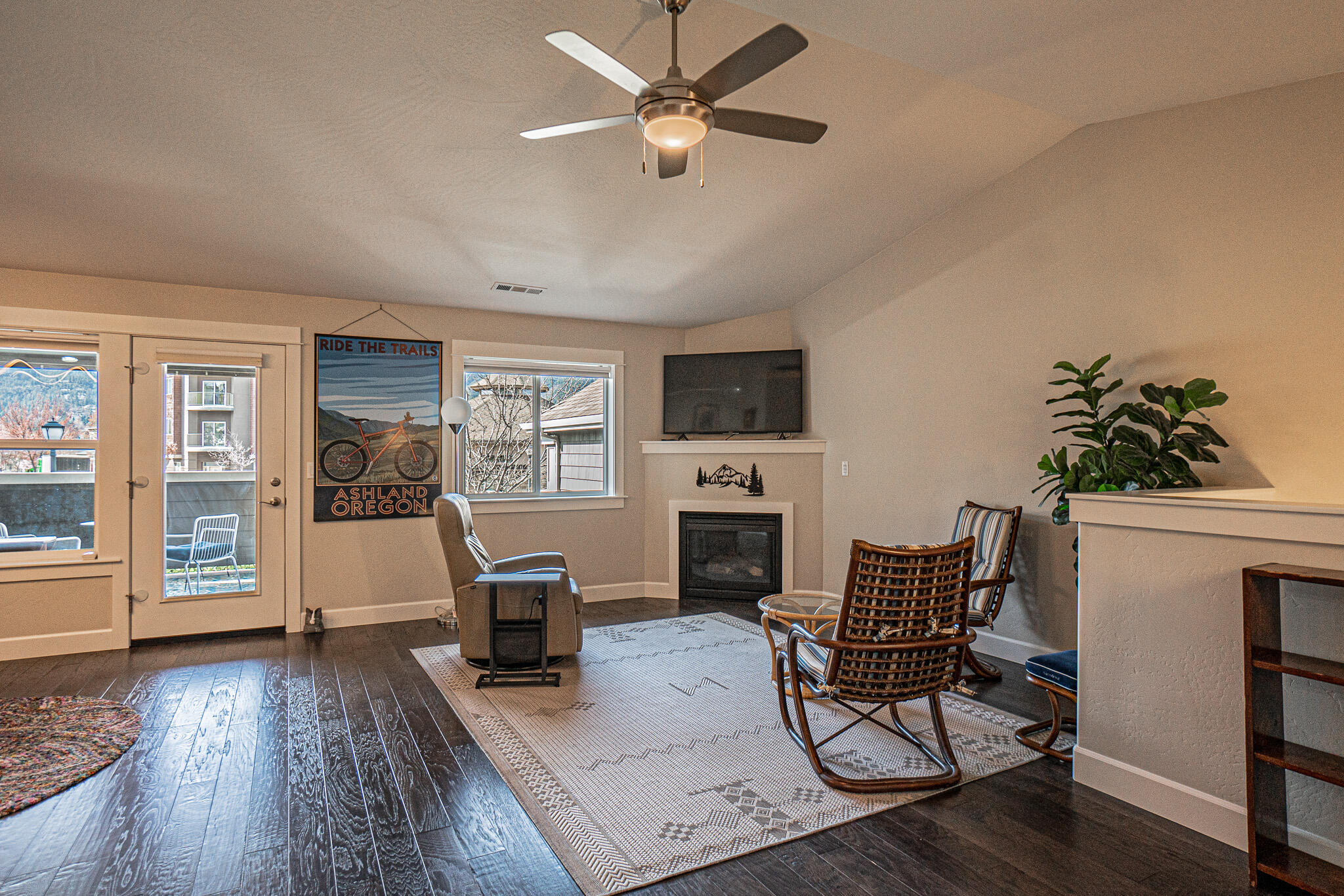 583 Plum Ridge Court Ashland, OR 97520 - Photo 9 of 22 DSC07881-HDR