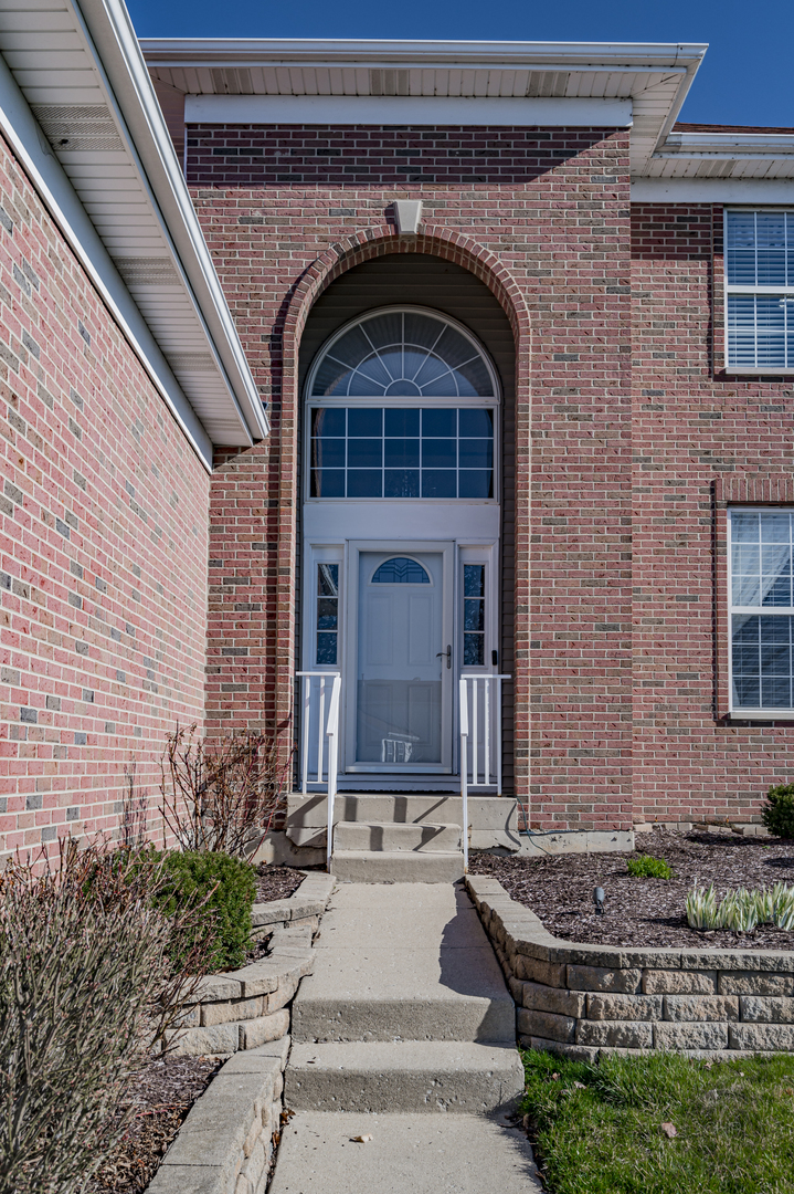 1534 Apple Valley Road Bolingbrook, IL 60490 - Photo 3 of 52