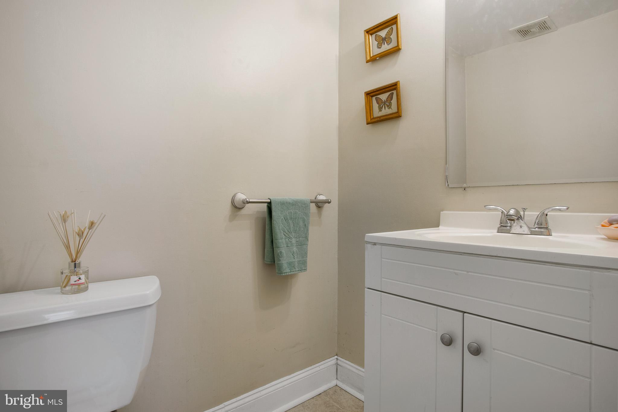 2129 Largo Road Wilmington, DE 19803 - Photo 11 of 20 Powder room