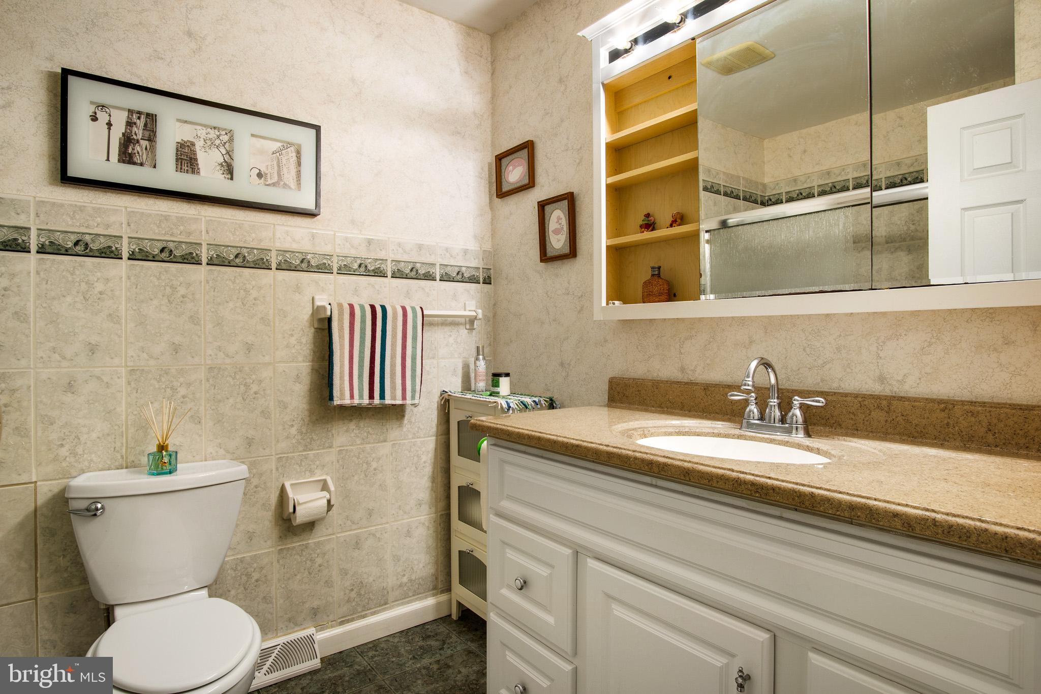 2129 Largo Road Wilmington, DE 19803 - Photo 18 of 20 Hall bathroom