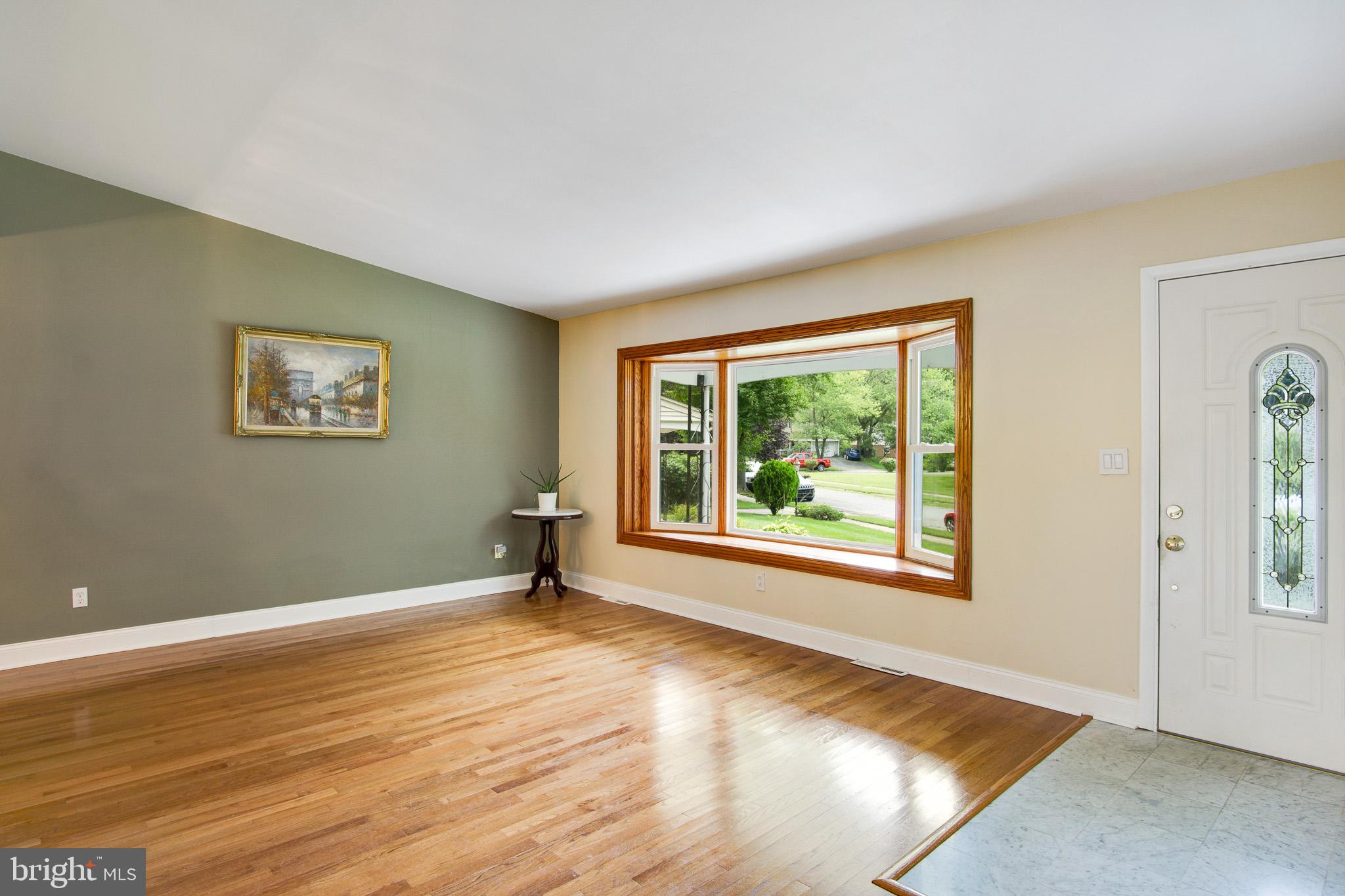 2129 Largo Road Wilmington, DE 19803 - Photo 3 of 20 Bright and airy living room