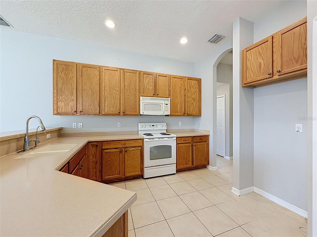2021 Rutherford Drive Dover, FL 33527 - Photo 15 of 54