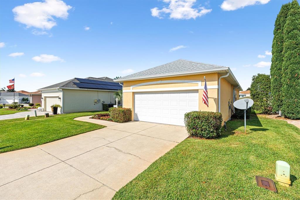 17739 Southeast 121st Terrace Road Summerfield, FL 34491 - Photo 32 of 48 a front view of a house with garden