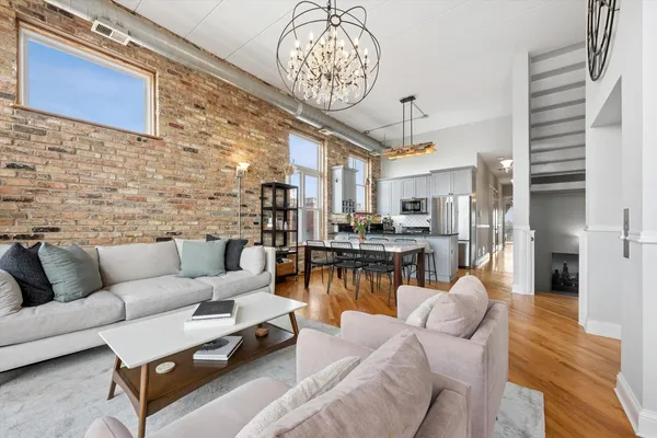 $775,000 | 2117 West Belmont Avenue, Unit 4, Chicago, IL 60618