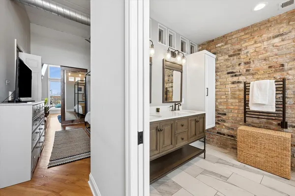 $775,000 | 2117 West Belmont Avenue, Unit 4, Chicago, IL 60618