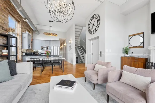 $775,000 | 2117 West Belmont Avenue, Unit 4, Chicago, IL 60618