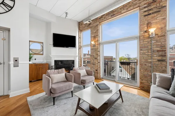 $775,000 | 2117 West Belmont Avenue, Unit 4, Chicago, IL 60618
