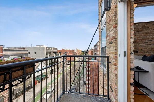 $775,000 | 2117 West Belmont Avenue, Unit 4, Chicago, IL 60618