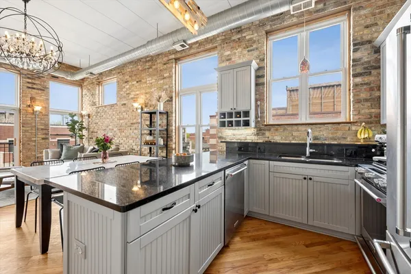 $775,000 | 2117 West Belmont Avenue, Unit 4, Chicago, IL 60618