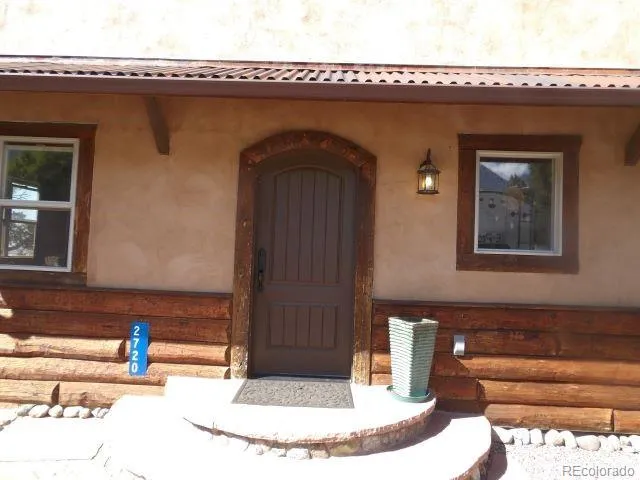 a view of a livingroom with furniture