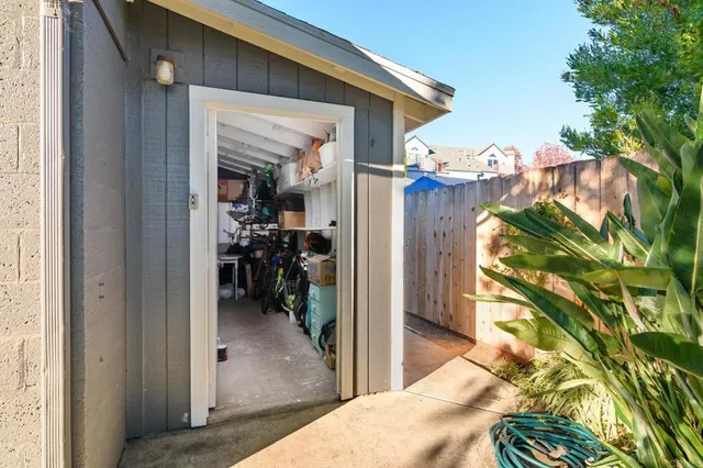 a view of a house with backyard
