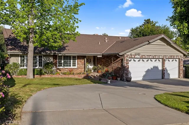 a view of a house with a yard