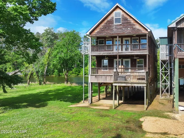a view of a house with a backyard