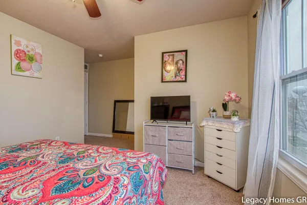 $350,000 | 5868 Kiverton Ridge Drive Southeast, Kentwood, MI 49508