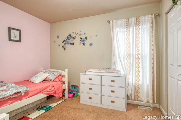 $350,000 | 5868 Kiverton Ridge Drive Southeast, Kentwood, MI 49508