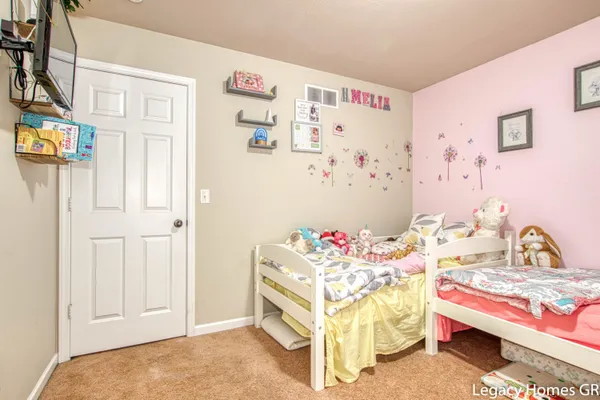 $350,000 | 5868 Kiverton Ridge Drive Southeast, Kentwood, MI 49508