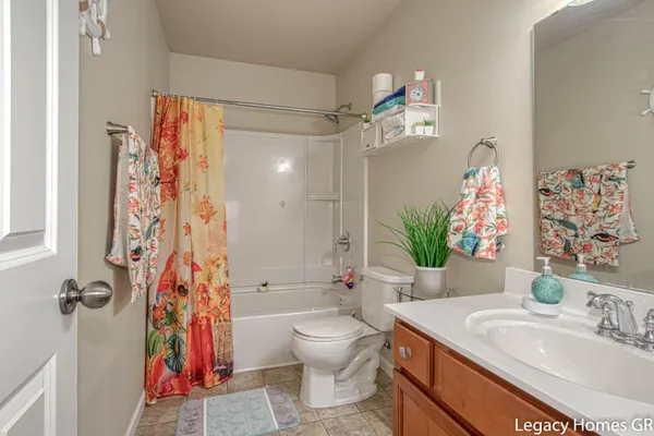 $350,000 | 5868 Kiverton Ridge Drive Southeast, Kentwood, MI 49508